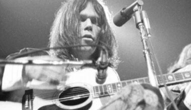 4 Neil Young Lyrics That Still Stop Us in Our Tracks