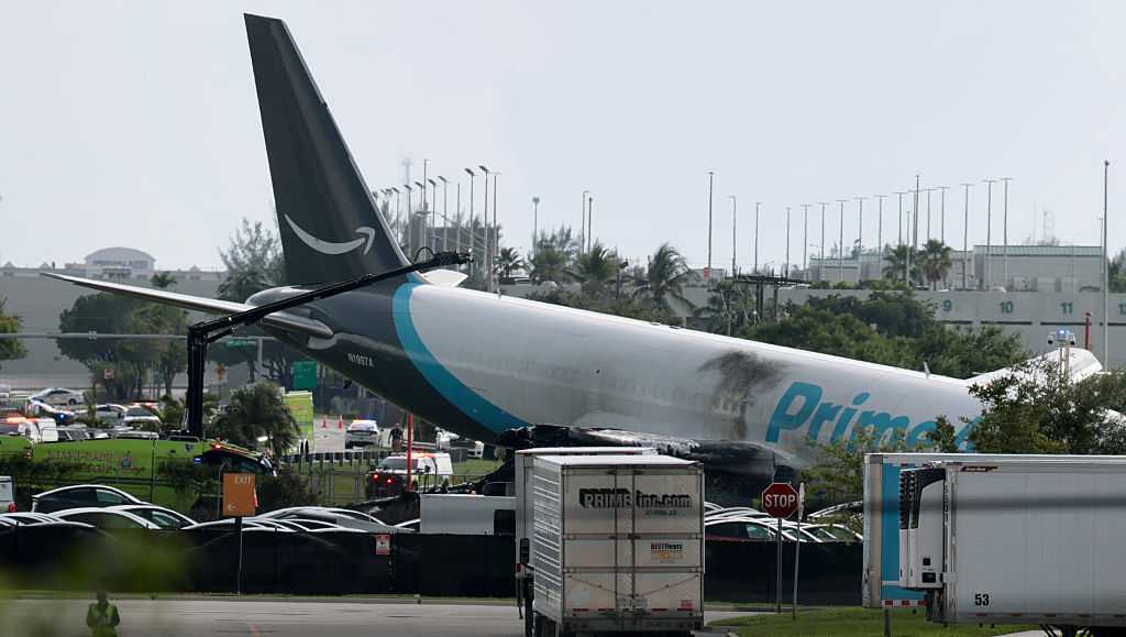 5 dead after Amazon Air 21 Air aircraft overruns runway at Miami International Airport
