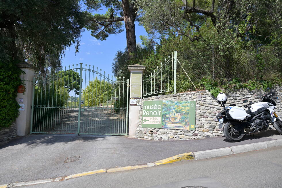 Thieves steal Renoirs from French museum