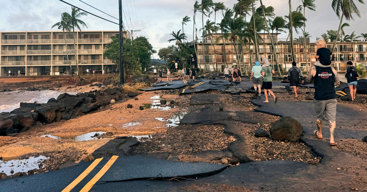 Hurricane Lowell knocks out a Hawaii port that is main source for food and fuel