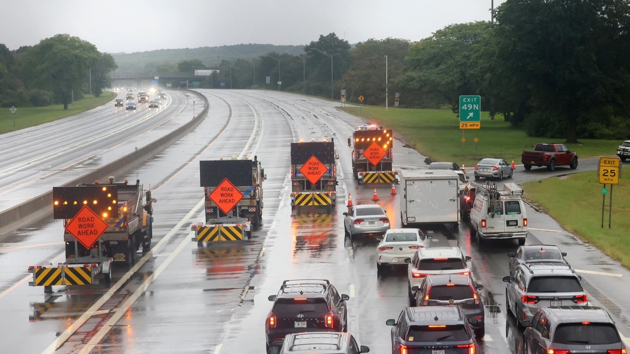 Crash closes all eastbound lanes of Long Island Expressway at Melville