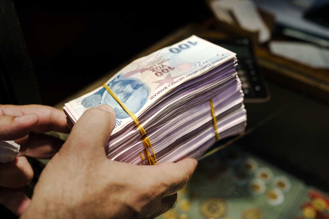 A customer pays with a large amount of Turkish lira at the Grand Bazaar in Istanbul, Turkey, on Aug. 26, 2026. As the Turkish lira has lost value, the largest banknote remains 200 lira (about $4.15). Over the past five years, the lira has lost about 83% of its value against the U.S. dollar. As a result, people need to carry more cash to make everyday payments.