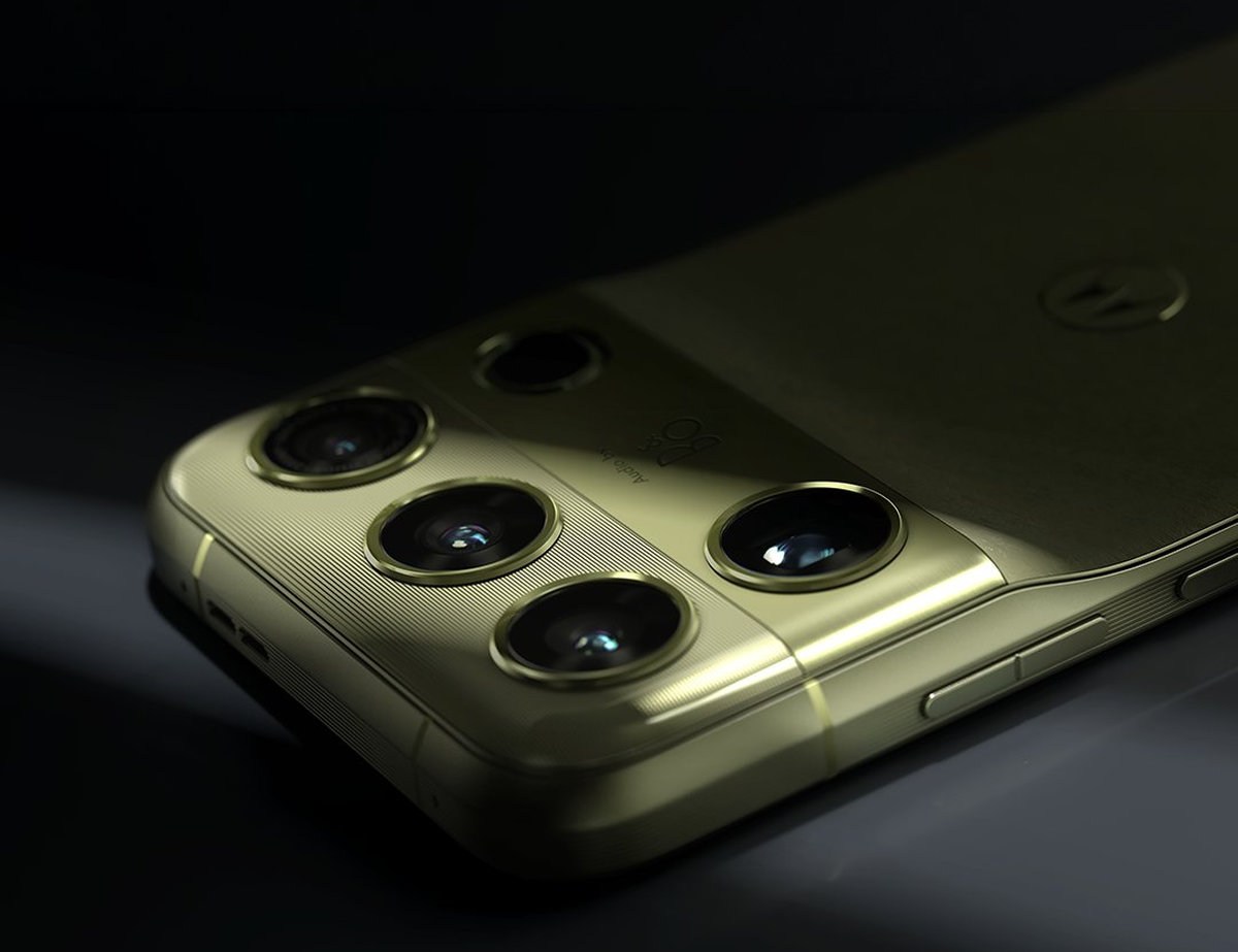 Motorola heard you like cameras so it put a lot of them on the Signature 27