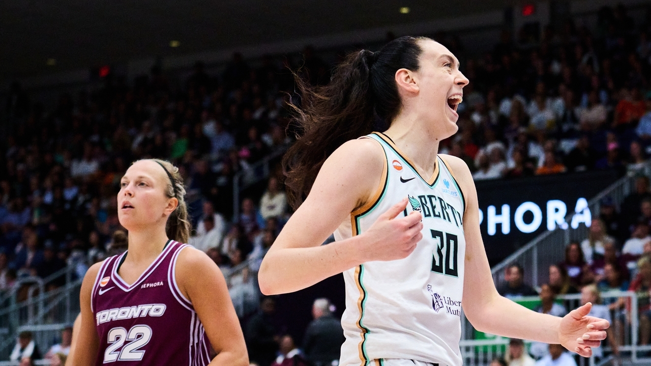 New York's Breanna Stewart sits out finale with left knee soreness as playoffs near