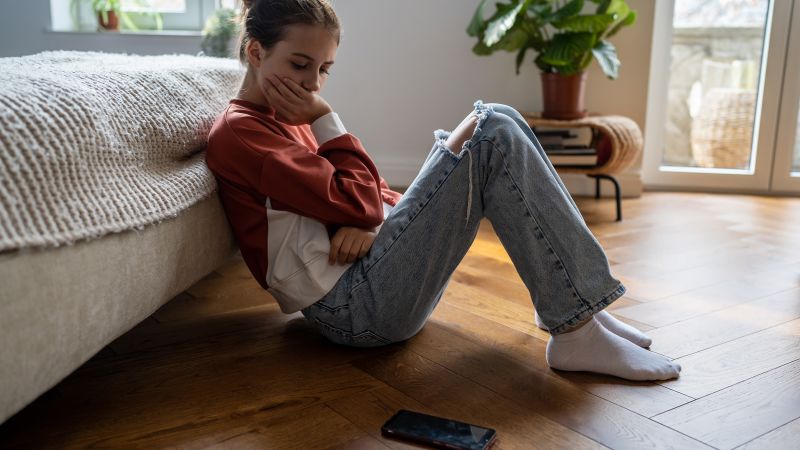 Smartphone use at age 12 linked to eating disorder symptoms by 14