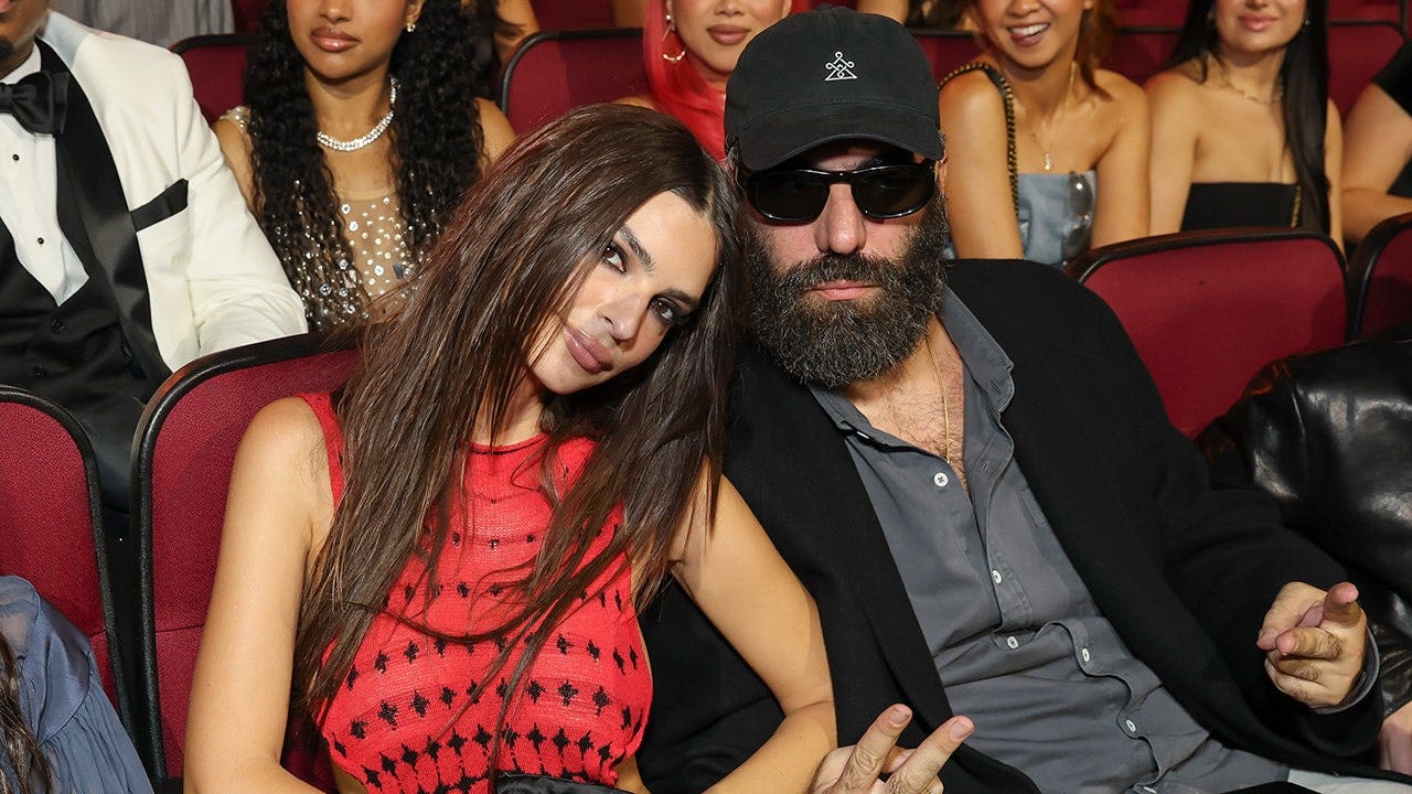 Emily Ratajkowski's VMAs manicure shows boyfriend Romain Gavras' initials