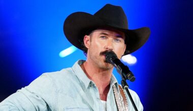 Riley Green drops acoustic performance of 'That's Just Me' and country music fans can't get enough
