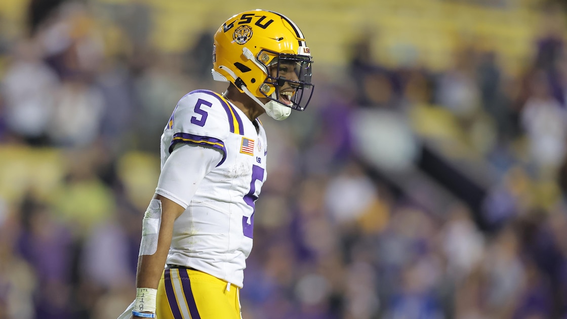 Jayden Daniels Trolled by Young Fan With 'College GameDay' Sign After No. 5 LSU Jersey Saga