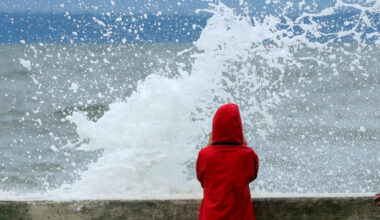 Nor'easter batters U.S. Northeast Coast