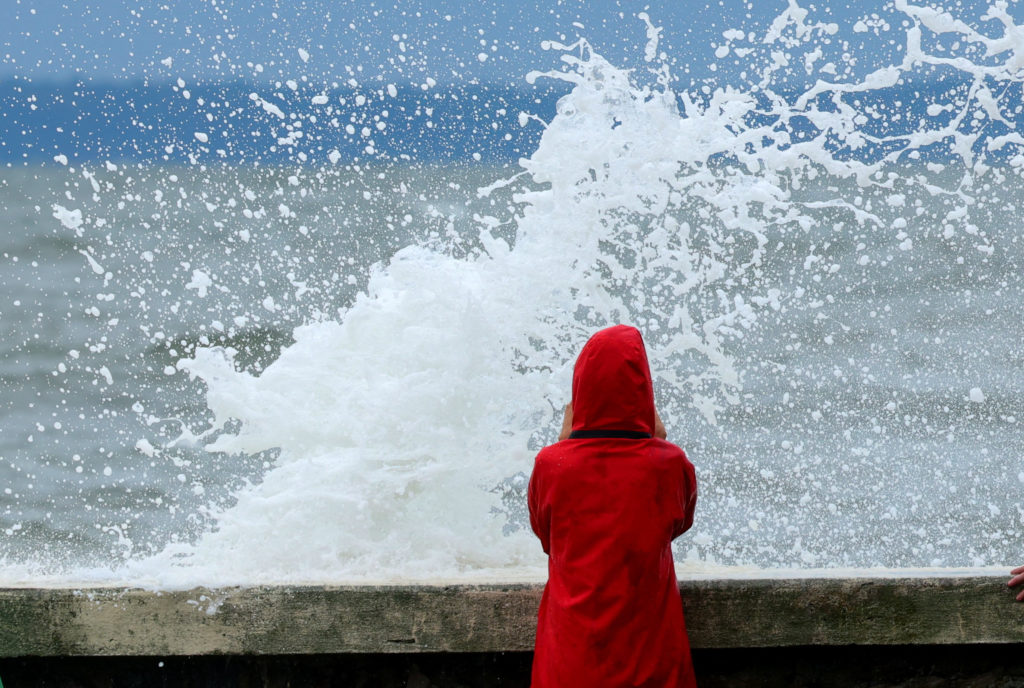 Nor'easter batters U.S. Northeast Coast