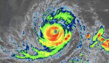 Hurricane Lowell threatens Hawaiian islands with life-threatening surf