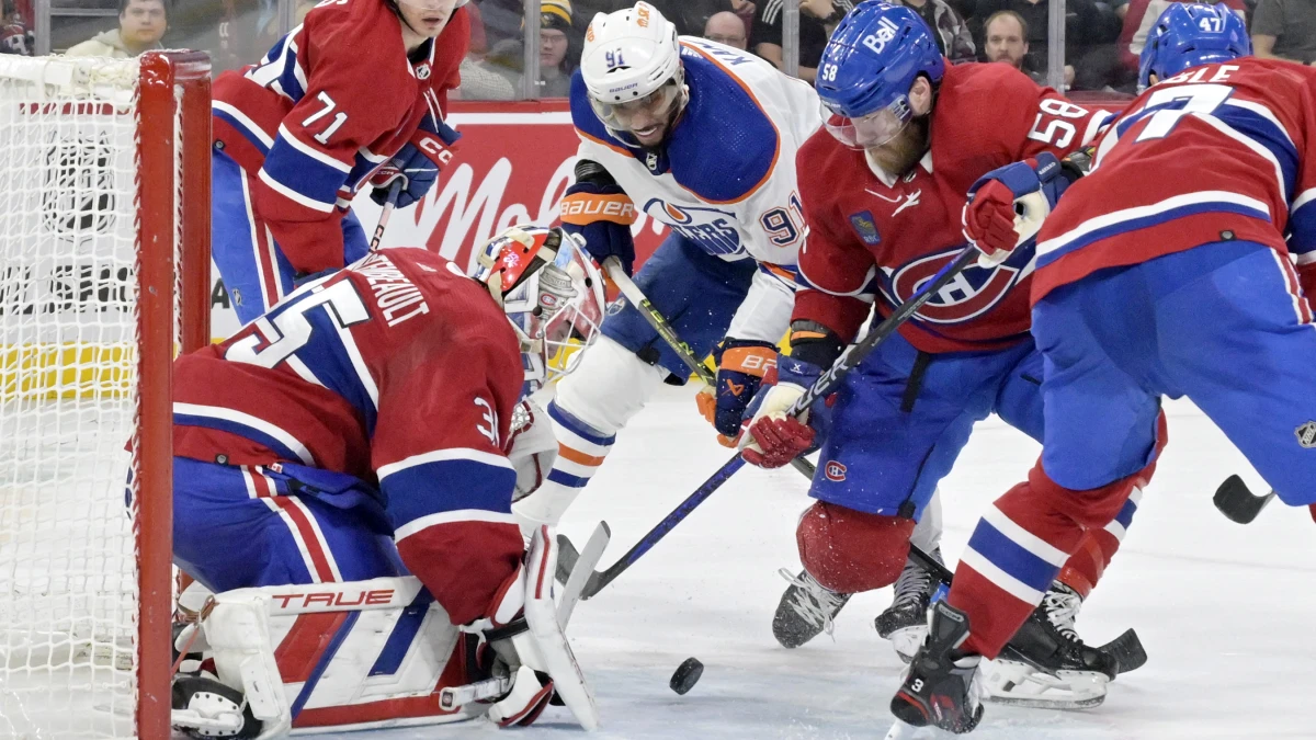 Loose puck in front of Montreal Canadiens goalie Sam Montembeault (35) and teammate defenseman David Savard (58) and Edmonton Oilers forward Evander Kane (91) during the third period at the Bell Centre.