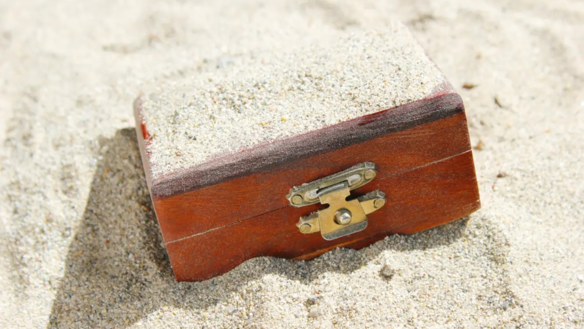 In 1976, a town in the United States buried a time capsule with a marijuana cigarette, a garter, and contraceptives: they have opened it and will leave another one for 2076