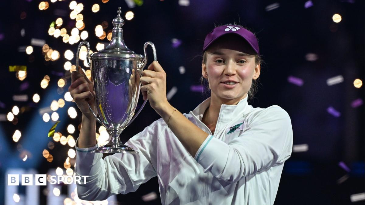Elena Rybakina holds up the 2025 WTA Finals trophy