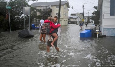 Powerful storm batters northeast US, flights canceled