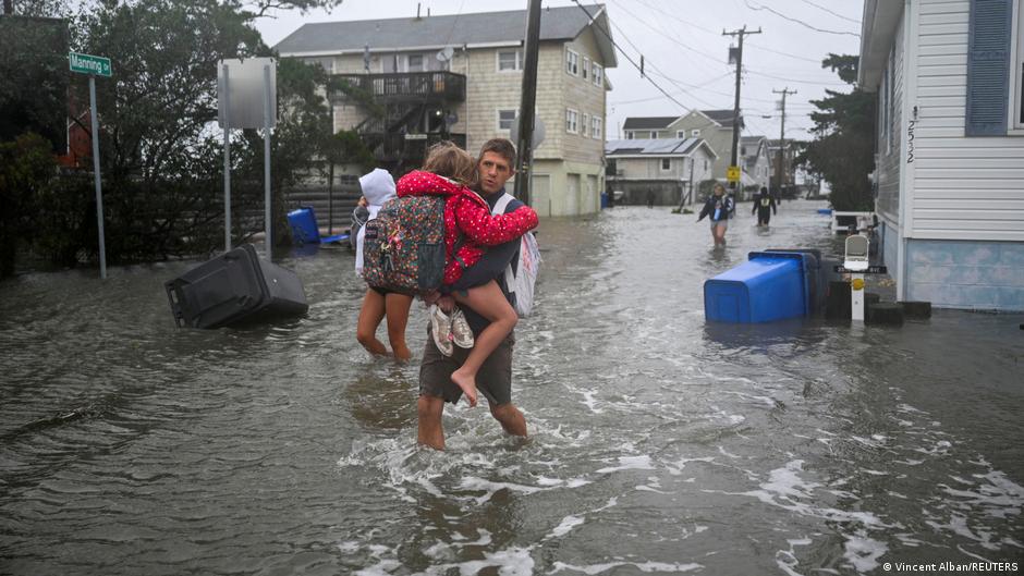 Powerful storm batters northeast US, flights canceled