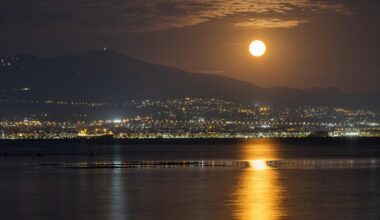 Don't miss September's Harvest Moon rise with Saturn tonight!