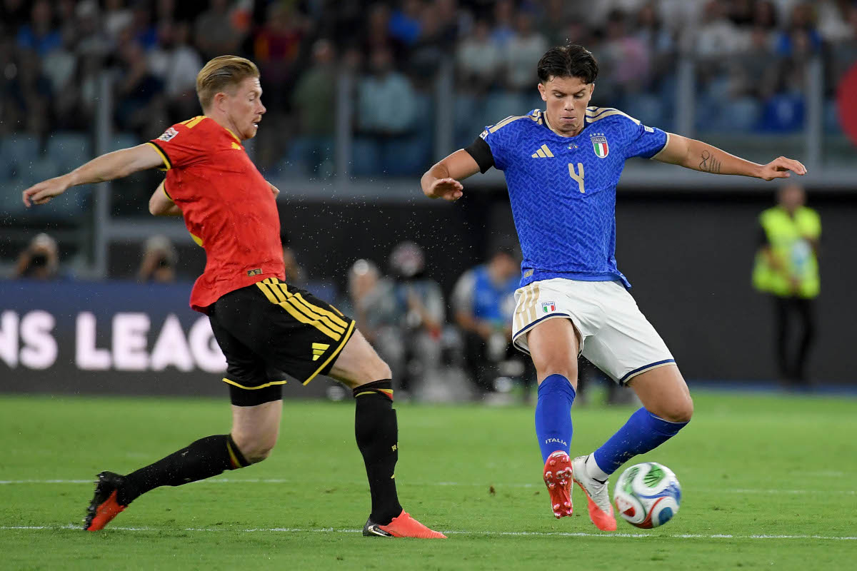ROME, ITALY - SEPTEMBER 25: Alessandro Romano of Italy compete for the ball with kevin De Bruyne during the UEFA Nations League 2026/27 group phase match between Italy and Belgium at Stadio Olimpico on September 25, 2026 in Rome, Italy. (Photo by Marco Rosi/Getty Images)