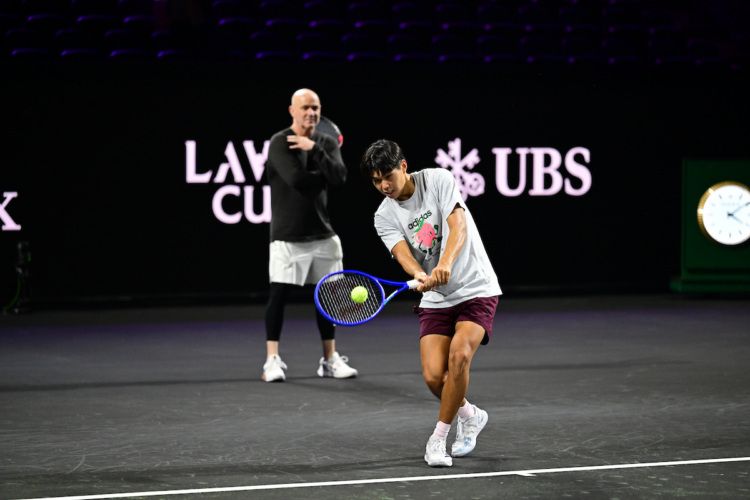 Team World's Learner Tien is the first player to practice on the Laver Cup's black court at The O2 in 2026. 