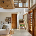 © Oka Fotografia Vila Marebo / Frederico Zanelato | Arquitetos - Interior Photography, Living Room, Wood, Beam, Chair