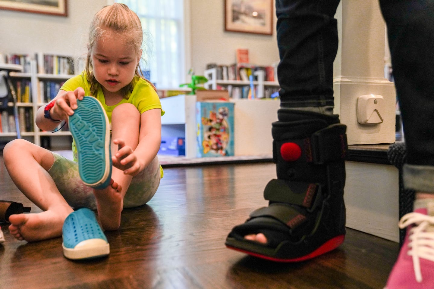 Olivia prepared to go out to the garden with her mother. 