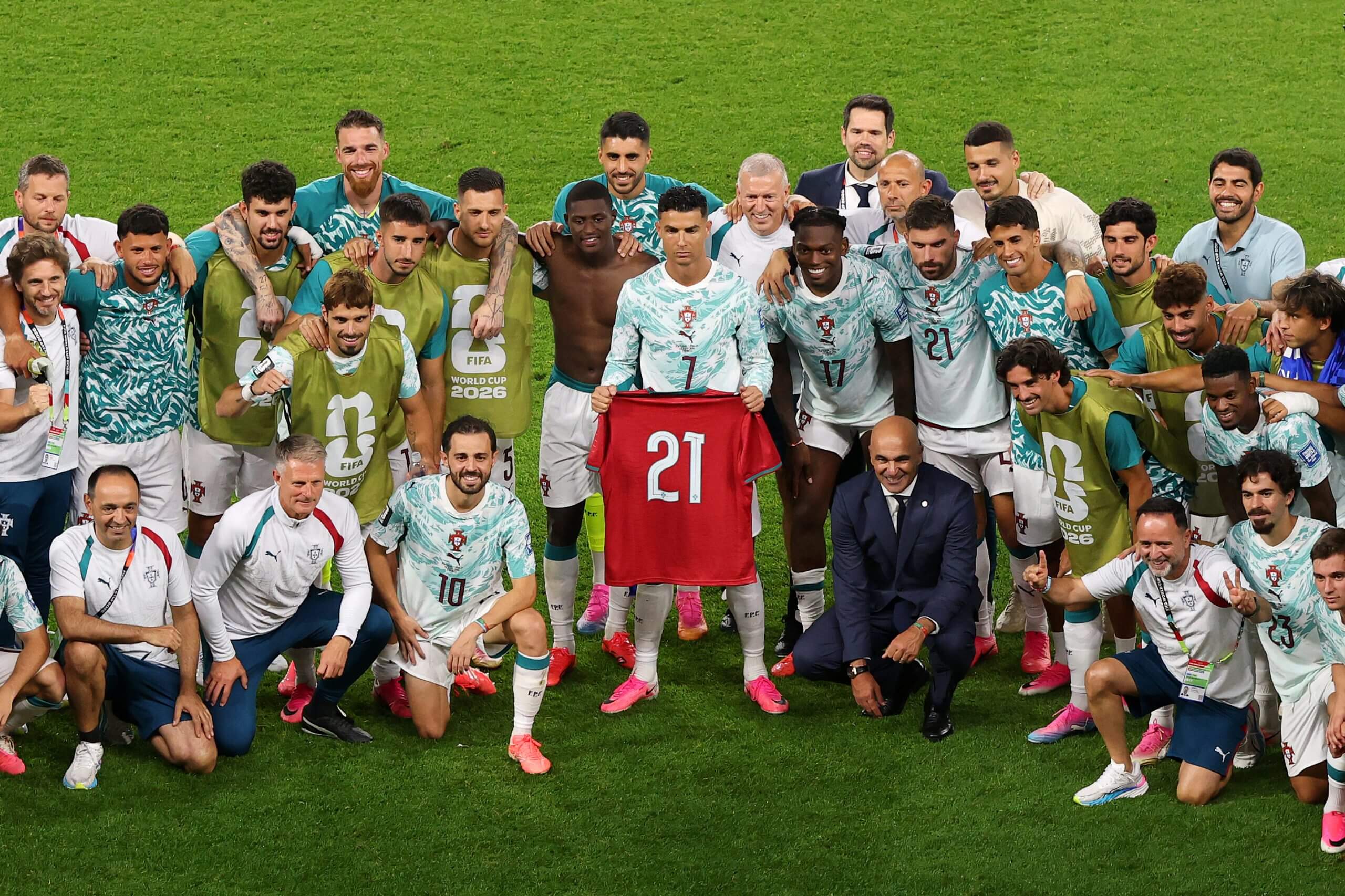 Portugal's team pose with Diogo Jota's 21 shirt