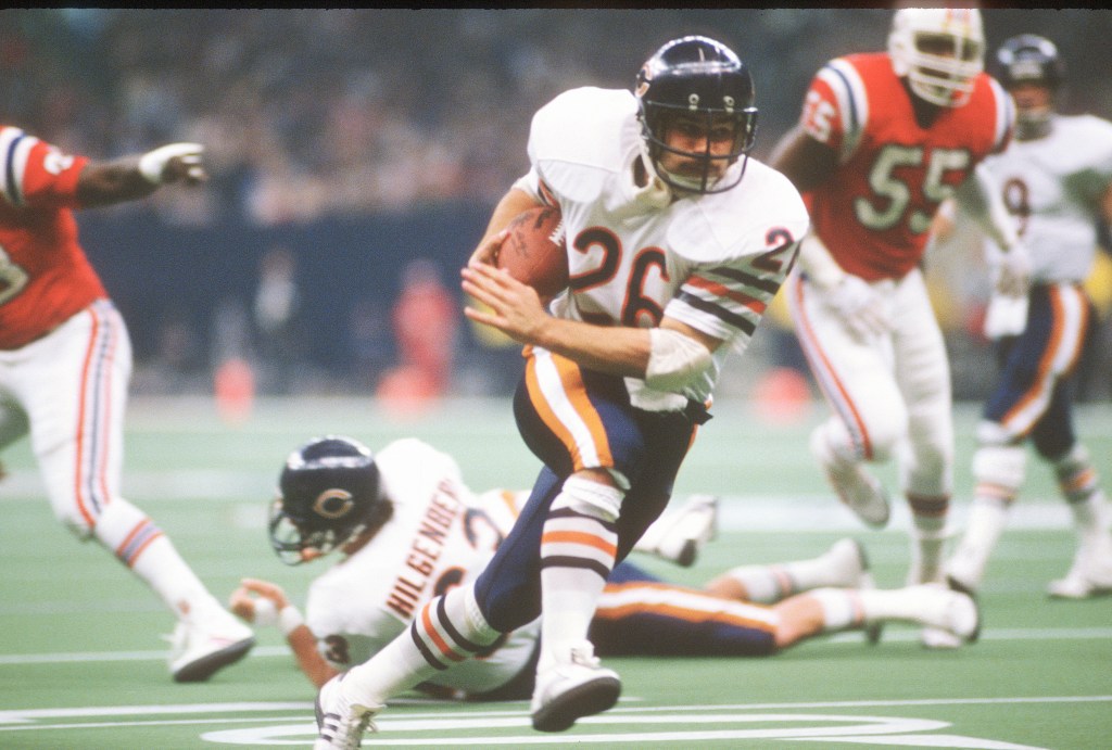 Chicago Bears player Walter Payton (26) running with the football during Super Bowl XX against the New England Patriots.