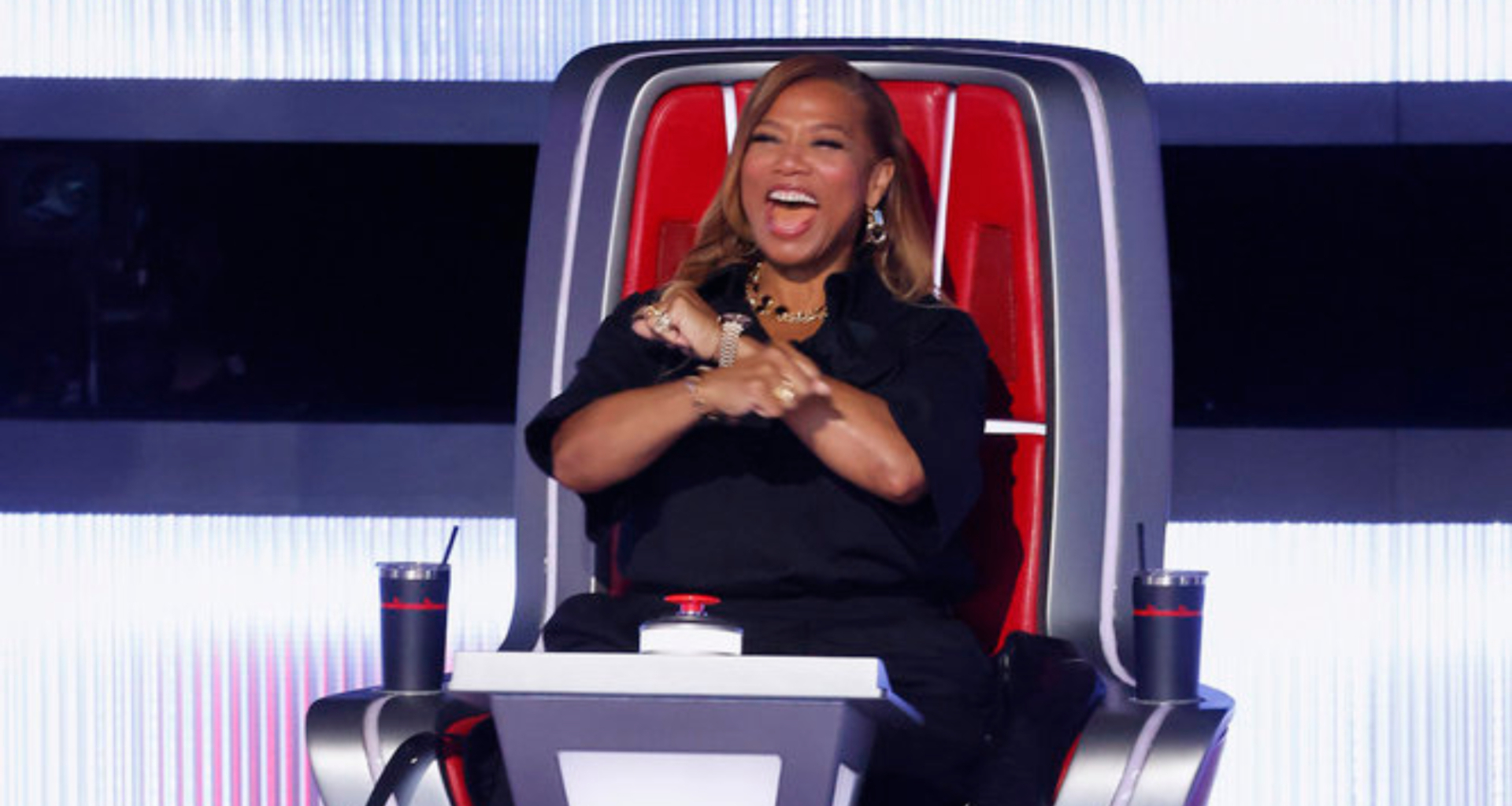 Queen Latifah Tries to Woo a ‘Voice’ Contestant to Her Team With an Impromptu Serenade 