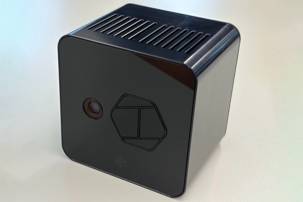 Soulart Station markerless motion tracking device with its ToF IR and RGB sensors