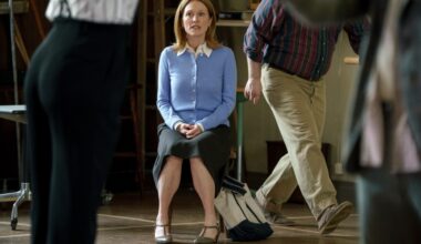 'The Debut' Review: Julianne Moore, Paul Giamatti, Jesse Eisenberg