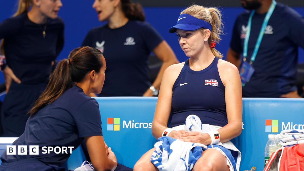 Anne Keothavong, captain of Great Britain speaks with Katie Boulter during a changeover
