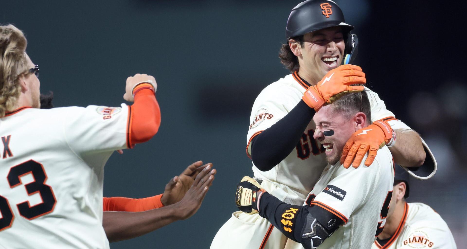 Shay Whitcomb chops a single in 11th for 1st career game-ending RBI as Giants beat Cardinals 5-4