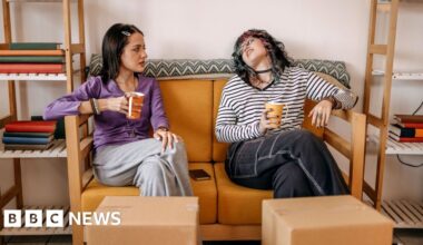 Borrowers expecting mortgage rates to drop have hopes dashed - BBC