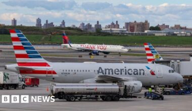 Flights at major US airports delayed after cable cut by construction workers - BBC