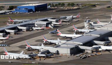 Flights delayed at major US airports after cable cut by construction workers