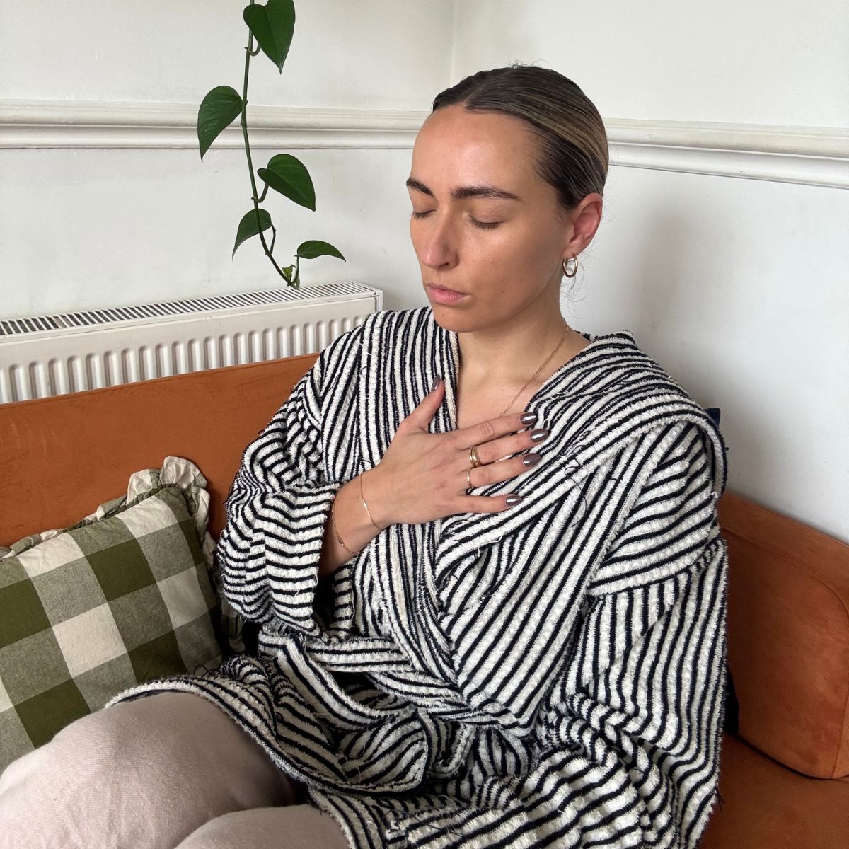 Health contributor Georgia trying a two-minute phsyiological sigh at home