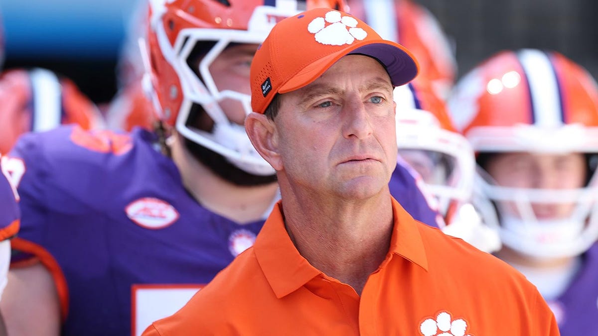Dabo Swinney coaches a Clemson football game
