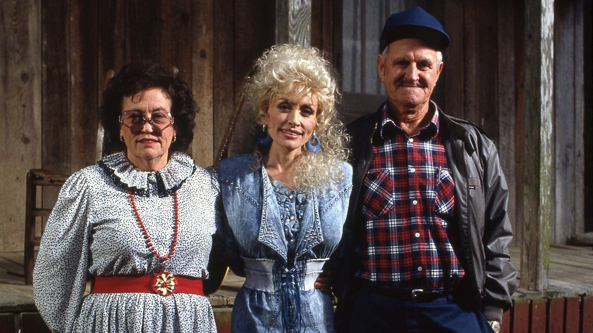 Dolly Parton and her parents outside their home in Tennessee in 1987.