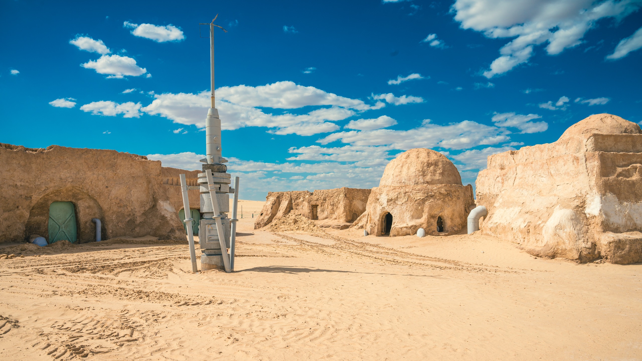 Mos Espa, located in the Tunisian Sahara near Tozeur and Nefta, is an abandoned film set from the Star Wars franchise. This fictional city, nestled between two salt lakes, Chott El Djerid and Chott El Gharsa, served as a remote spaceport in the galaxy.