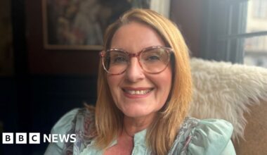 How can bosses improve worker's mental health? - BBC
