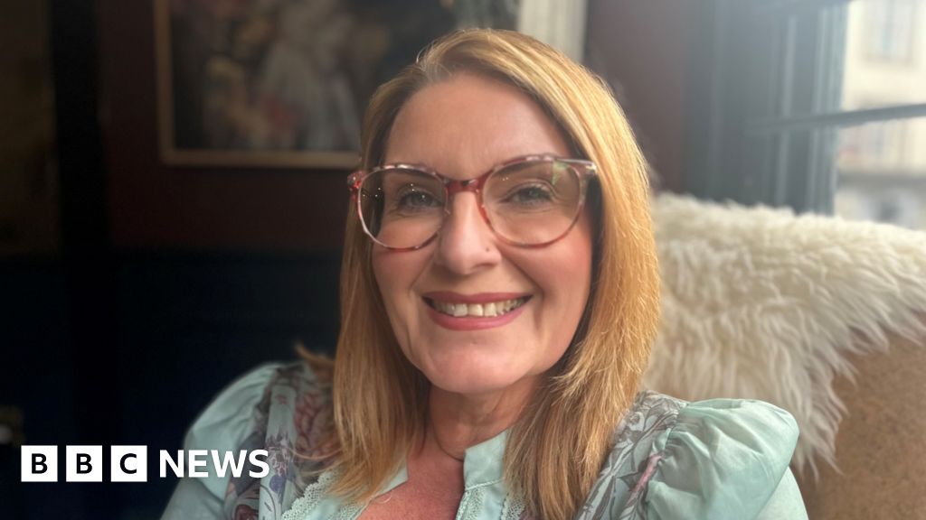 How can bosses improve worker's mental health? - BBC