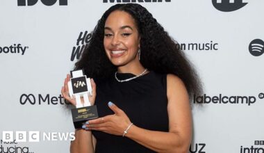 Jorja Smith wins best track at Independent Music Awards - BBC