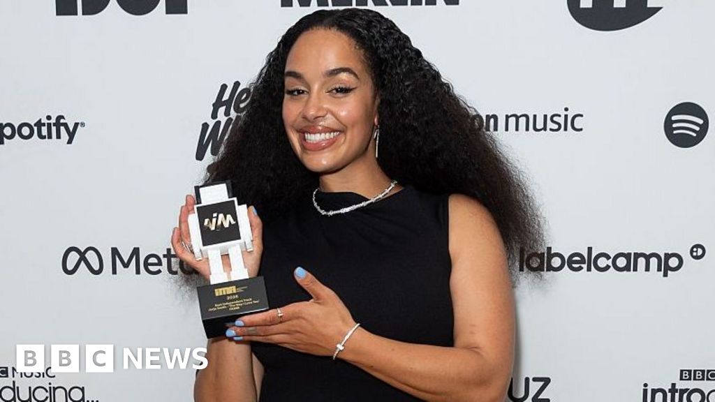 Jorja Smith wins best track at Independent Music Awards - BBC