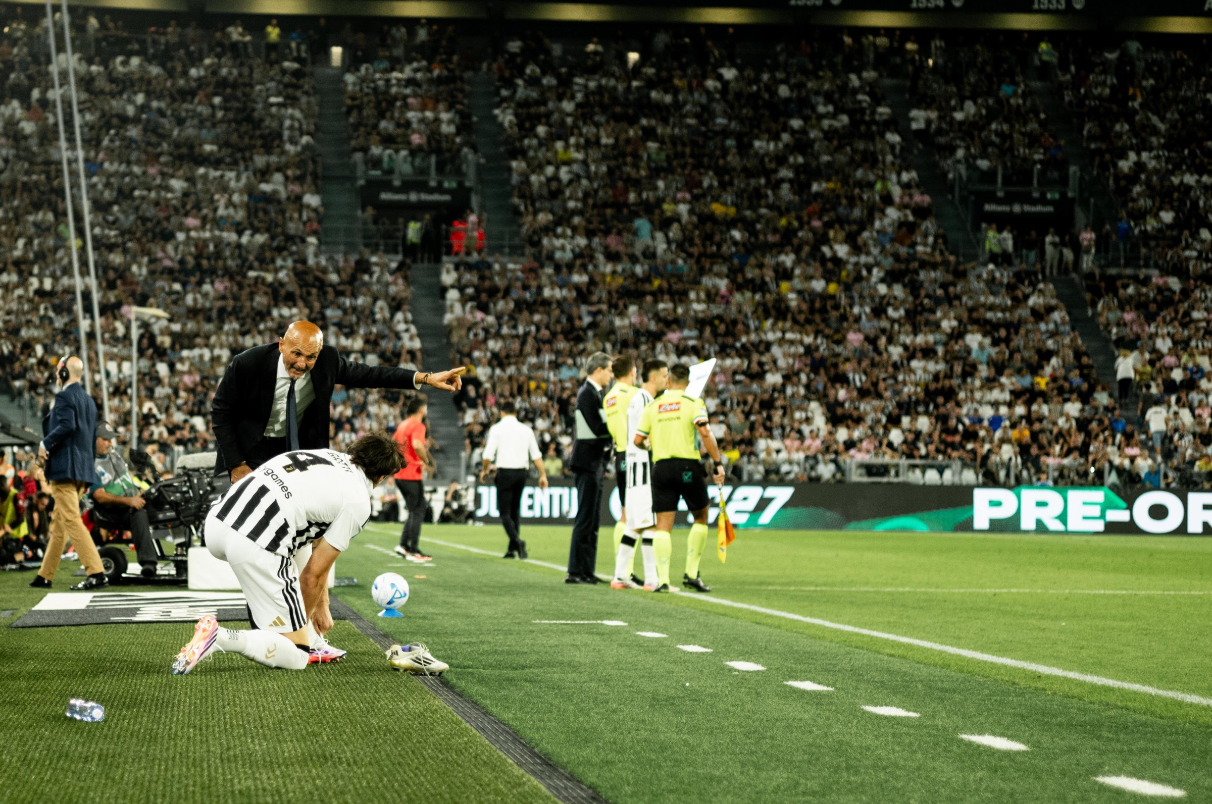 TURIN, ITALY - SEPTEMBER 6: Luciano Spalletti talks to Federico Gatti of Juventus during the Serie A match between Juventus and AC Milan at Allianz Stadium on September 6, 2026 in Turin, Italy. (Photo by Daniele Badolato - Juventus FC/Juventus FC via Getty Images)