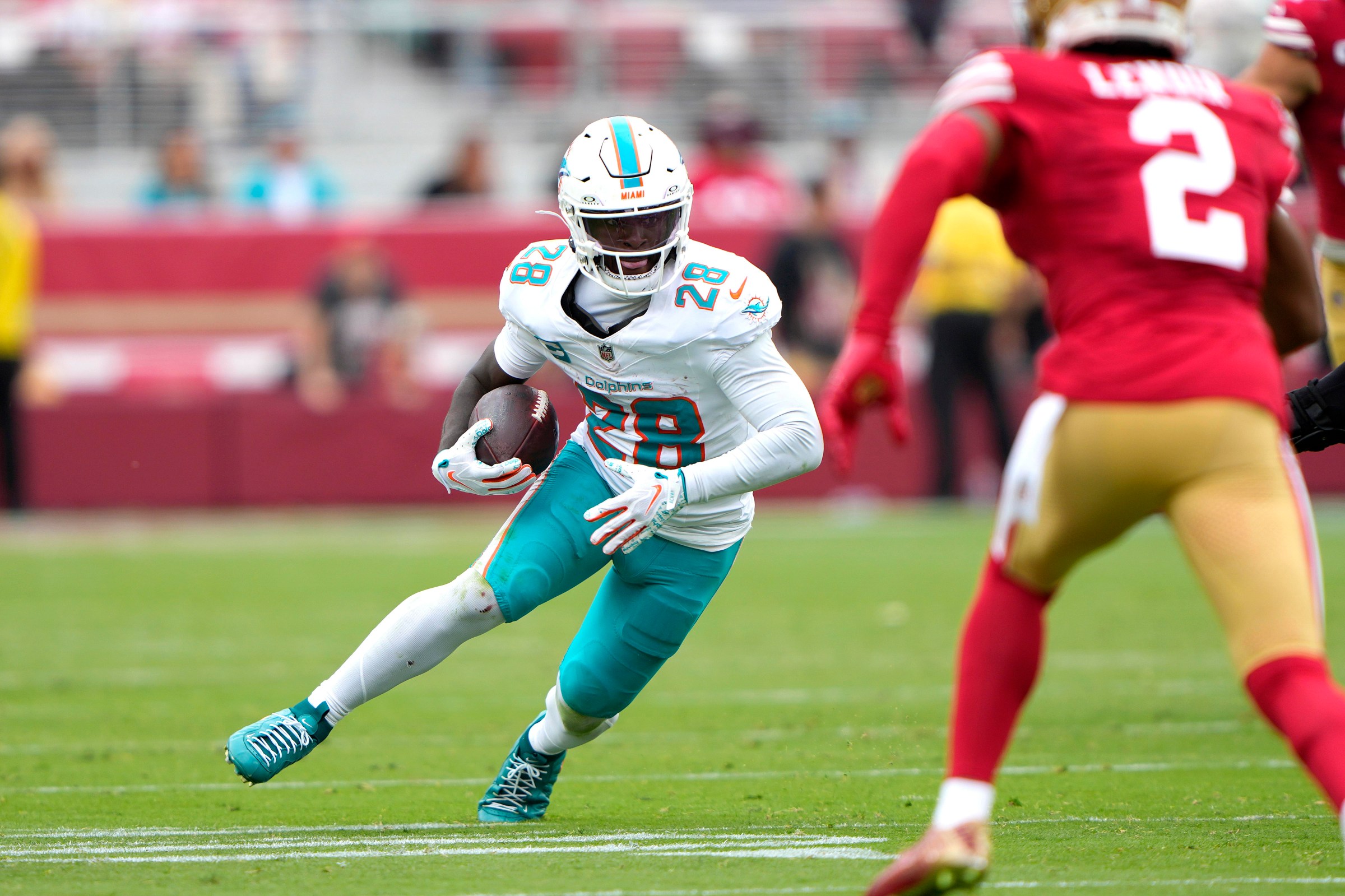 SANTA CLARA, CALIFORNIA - SEPTEMBER 20: De’von Achane #28 of the Miami Dolphins carries the ball against the San Francisco 49ers in the second quarter of a game at Levi’s Stadium on September 20, 2026 in Santa Clara, California. (Photo by Thearon W. Henderson/Getty Images)
