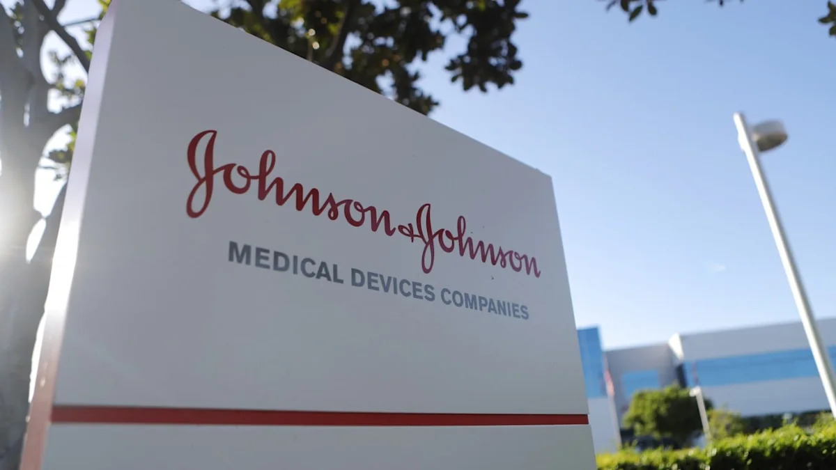Monthly Paydays vs. Compound Growth: Why JNJ Beats O for Long-Term Retirees