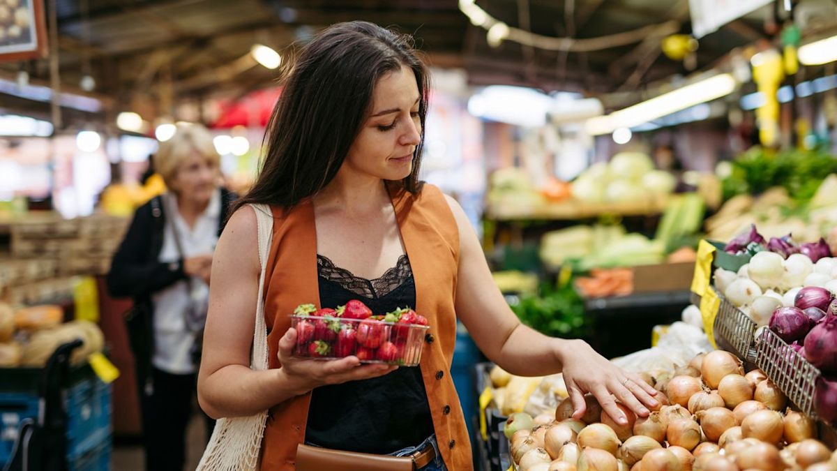 A sports dietitian shares her weekly grocery list for protein-packed meals and snacks