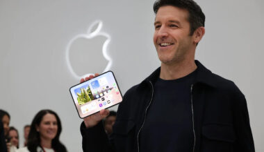 AAPL’s Foldable iPhone Has Wall Street Split — Retail Calls Duo Reveal A ‘Modern Day Steve Jobs Moment’