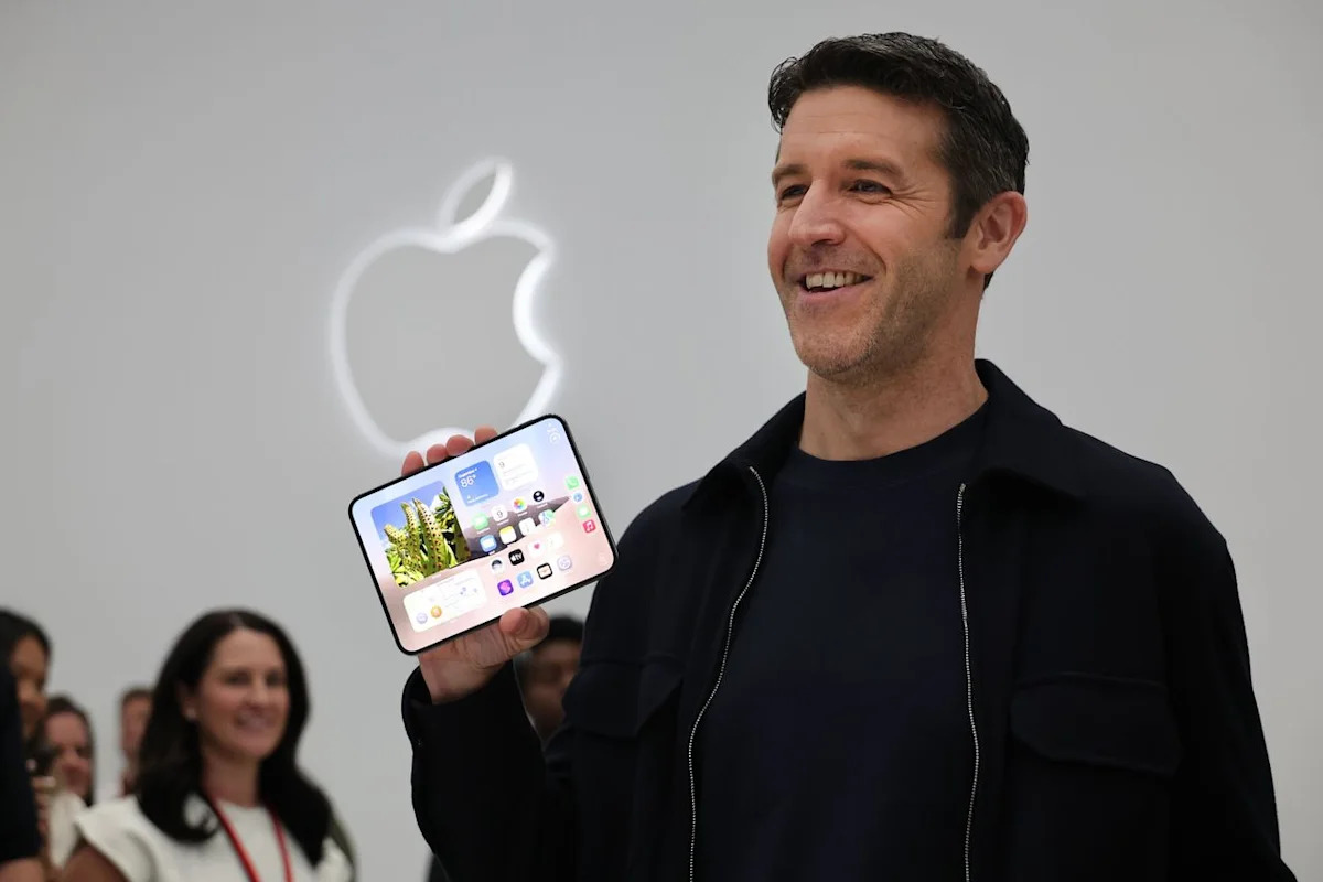 AAPL’s Foldable iPhone Has Wall Street Split — Retail Calls Duo Reveal A ‘Modern Day Steve Jobs Moment’