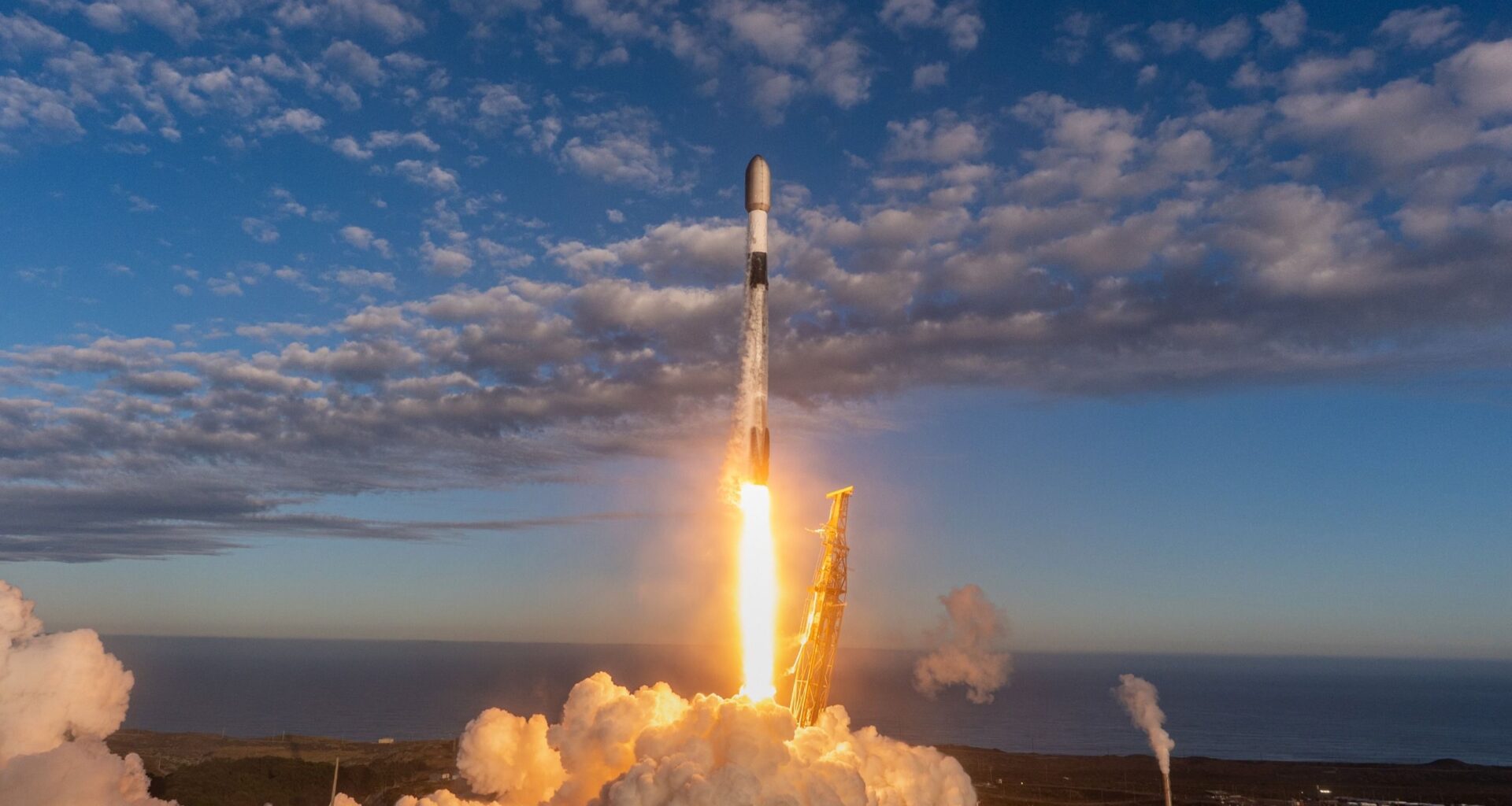 SpaceX Falcon 9 rocket launches 27 Starlink satellites, lands on ship at sea (video)